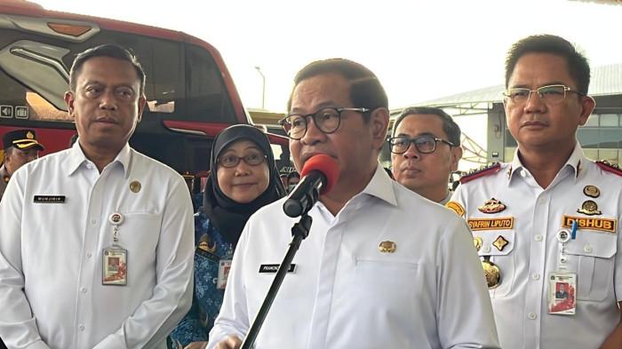 PRAMONO DI TERMINAL - Gubernur DKI Jakarta Pramono Anung saat ditemui di Terminal Terpadu Pulo Gebang, Cakung, Jakarta Timur, Jumat (19/12/2025).