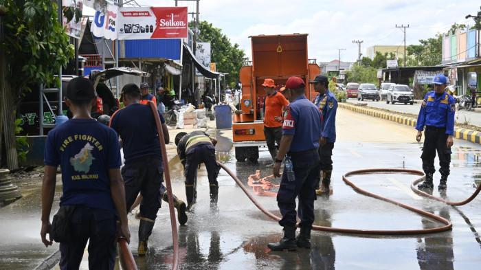 Damkar Malinau bersihkan jalan 02 11012026.jpg