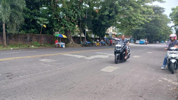 JALAN RUSAK - Lubang di Jalan Trans Sulawesi atau Jalan RW Mongisidi, Malalayang