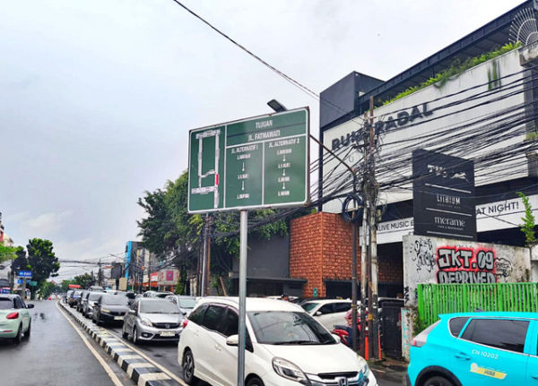 Informasi jalan alternatif menuju Jl. Fatmawati setelah pemberlakuan sistem satu arah di kawasan Jl. Haji Nawi, Jakarta Selatan, Minggu (11/1/2026). Foto: Jeni Ritanti/kumparan