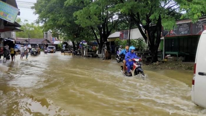 BANJIR GENANGI JALAN - Kondisi Jalan Alternatif Pati-Rembang di sekitar Pasar Desa Glonggong, Kecamatan Jakenan, Pati, yang tergenang banjir, Minggu sore (11/1/2026).
