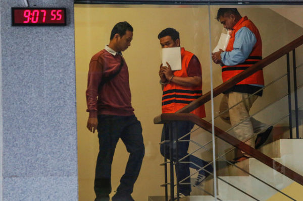 Kepala KPP Madya Jakarta Utara Dwi Budi (kanan) bersama Tim Penilai di KPP Madya Jakarta Utara Askob Bahtiar (tengah) menuruni tangga sembari menggunakan rompi tahanan usai menjalani pemeriksaan di Gedung Merah Putih KPK, Jakarta, Minggu (11/1/2026). Foto: Asprilla Dwi Adha/ANTARA FOTO