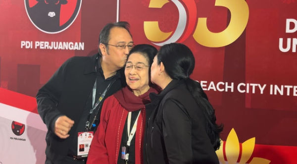Ketua DPP PDIP Puan Maharani dan Prananda Prabowo mencium Ketua Umum PDIP Megawati Soekarnoputri saat Rakernas hari kedua di Beach City International Stadium, Ancol, Jakarta Utara, Minggu (11/1/2026). Foto: Nasywa Athifah/kumparan