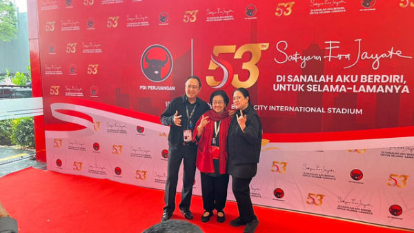 Ketua DPP PDIP Puan Maharani dan Prananda Prabowo foto bersama dengan Ketua Umum PDIP Megawati Soekarnoputri saat Rakernas hari kedua di Beach City International Stadium, Ancol, Jakarta Utara, Minggu (11/1/2026). Foto: Nasywa Athifah/kumparan