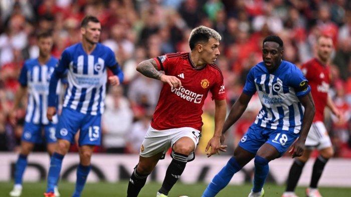 Bek Manchester United asal Argentina #06 Lisandro Martinez (tengah) terlihat memberikan umpan selama pertandingan sepak bola Liga Utama Inggris antara Manchester United melawan Brighton dan Hove Albion di Old Trafford di Manchester, barat laut Inggris, pada 16 September 2023.
Oli SCARFF / AFP