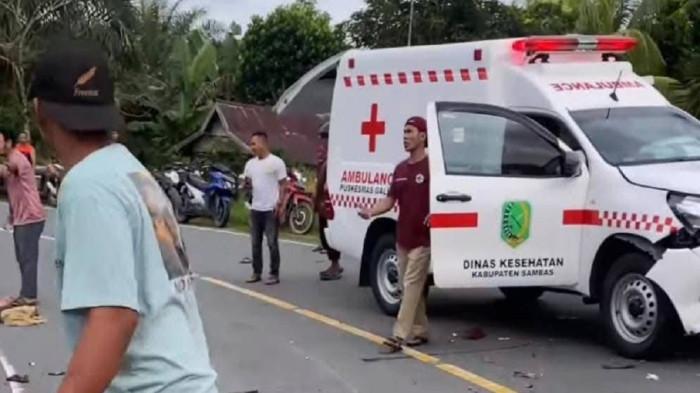 LAKA MAUT GALING - Tangkapan layar video rekaman usai kecelakaan mobil ambulans dengan sepeda motor di jalan raya Kembayat, Desa Tri Kembang, Kecamatan Galing, Kabupaten Sambas, Sabtu 10 Januari 2026. Berikut fakta-faktanya.