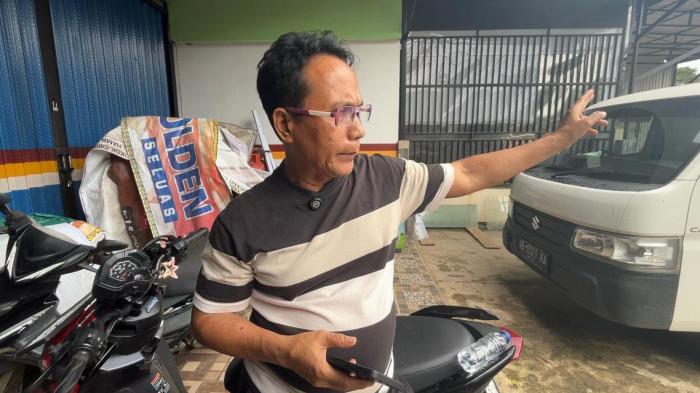 KISAH PILU - Aris korban kebakaran Pasar Seluas, Bengkayang, Kalimantan Barat hanya bisa pasrah melihat ruko empat pintu di lalap si Jago Merah Minggu 4 Januari 2026. Para korban kebakaran Minggu 11 Januari 2026 berharap bantuan pemerintah