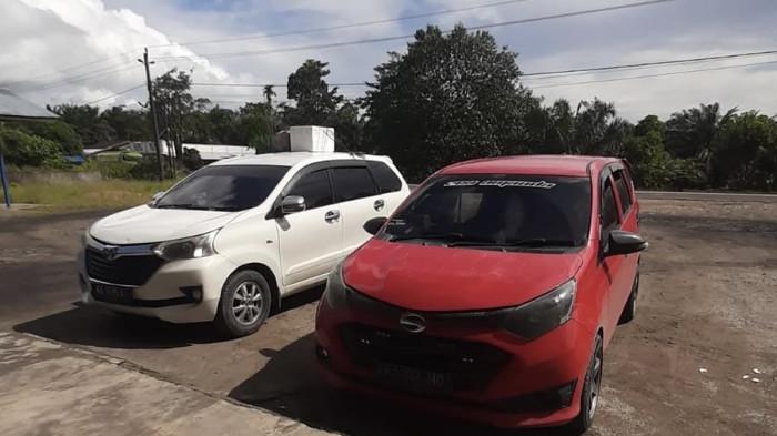BANJIR DI KALBAR - Mobil travel rute Pontianak-Entikong yang tidak bisa melanjutkan perjalanan akibat banjir di daerah perbatasan, Minggu 11 Januari 2026.