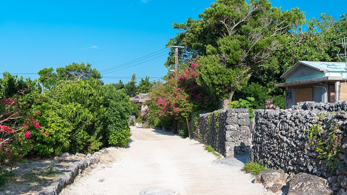 Pesona Taketomi Island hanya 15 menit dari Ishigaki, cocok untuk jalan santai dan bersepeda di desa tradisional.