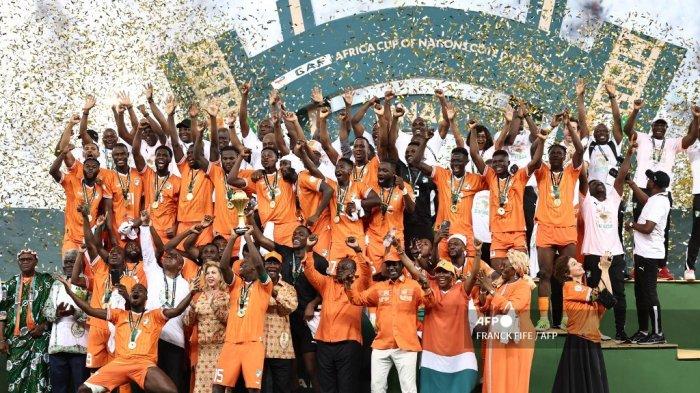 Penyerang Pantai Gading #15 Max-Alain Gradel (tengah) mengangkat trofi Piala Afrika di podium setelah Pantai Gading memenangkan pertandingan sepak bola final Piala Afrika (CAN) 2024 antara Pantai Gading dan Nigeria di Stadion Olimpiade Alassane Ouattara di Ebimpe, Abidjan pada 11 Februari 2024. FRANCK FIFE / AFP