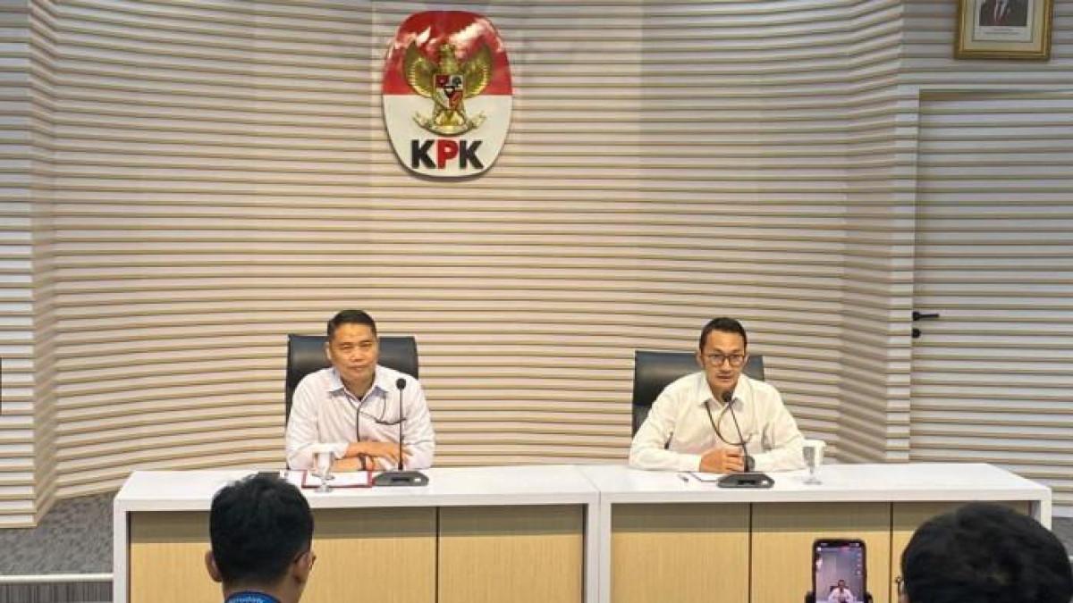 KASUS SUAP PEGAWA PAJAK- Konferensi pers penetapan lima orang tersangka dari 8 orang yang diamankan dalam dugaan tindak pidana korupsi terkait pemeriksaan pajak di lingkungan KPP Madya Jakarta Utara periode 2021-2026 di Gedung Merah Putih, Jakarta, pada Minggu (11/1/2026). KPP Madya Jakut awalnya meminta uang suap Rp 8 miliar sebagai fee untuk mengatur kekurangan pembayaran pajak PT Wanatiara Persada (PT WP).