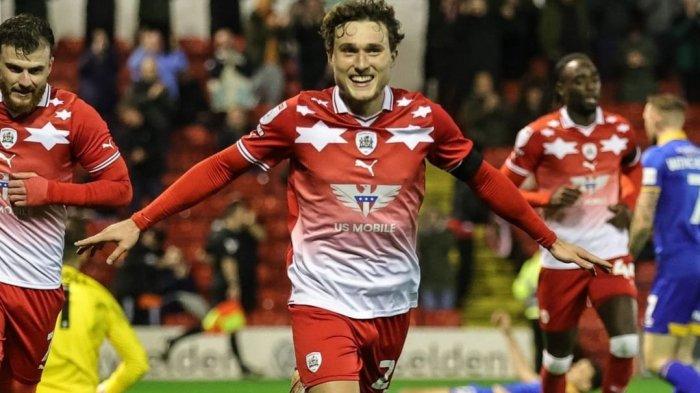 Pemain Barnsley merayakan gol