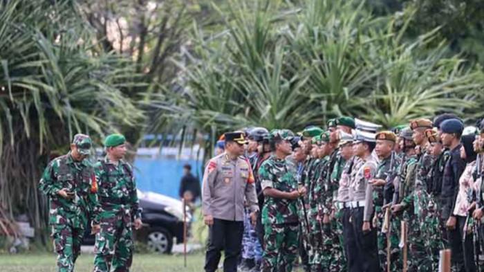 BERSIAP - Personil gabungan mematangkan persiapan pengamanan kunjungan Presiden Republik Indonesia, Prabowo Subianto di kota Balikpapan, Minggu (11/1). Melalui apel gelar pasukan VVIV, Kodam VI Mulawarman memastikan rangkaian kegiatan RI 1 di Kaltim berjalan aman. (HO/Pendam VI Mulawarman)