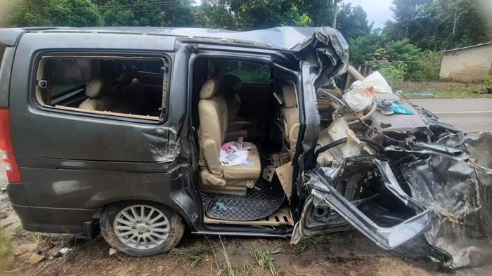 RUSAK PARAH -- Kondisi bagian depan mobil Serena mengalami kerusakan parah usai bertabrakan dengan truk pembawa sawit, di jalan Pangkalpinang-Mentok, Desa Terentang, Kecamatan Kelapa, Kabupaten Bangka Barat, pada Sabtu (10/1/2026) kemarin. Benturan keras menyebabkan kap mesin ringsek, kaca depan pecah, serta bagian bumper dan ruang mesin mengalami kerusakan berat. 