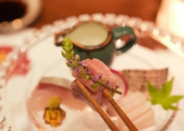 Tranh cãi đặt bánh sinh nhật khi ăn omakase phải đặt cọc 1 triệu đồng - Ảnh 1.