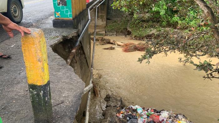 Usai di guyur hujan dengan intensitas tinggi pada Minggu (11/1/2026), landasan jembatan Desa Lero, Kecamatan Sindue, Kabupaten Donggala hampir amblas.