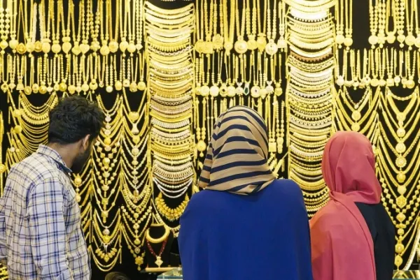 केरळ, भारतातील सुलतान बथेरी येथे सोन्याच्या दागिन्यांचे दुकान. हेमिसने AFP द्वारे फोटो