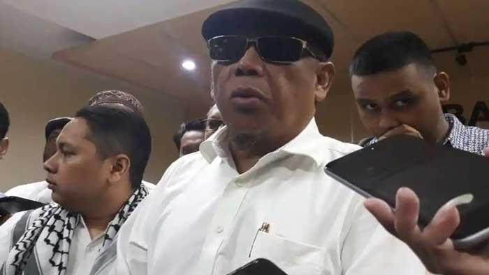 TEMUI JOKOWI - Eggi Sudjana di kantor Bawaslu, Jakarta Pusat, Jumat (12/4/2019). Eggi baru-baru ini jadi sorotan karena temui Jokowi di Solo di tenga kasus ijazah yang menjeratnya. Ia akhirnya angkat bicara terkait pertemuan tertutup tersebut.