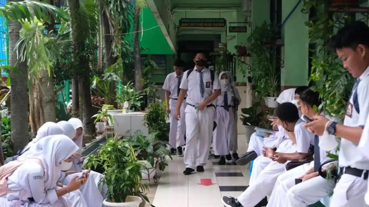 KUNCI JAWABAN SENI BUDAYA - Sejumlah siswa SMA Negeri 35 Jakarta, bercengkerama dengan teman-temannya saat jam pulang sekolah, Senin (5/12/2022). Berikut adalah kunci jawaban buku Seni Budaya kelas 11 halaman 6 Semester 2, tentang pameran seni rupa.