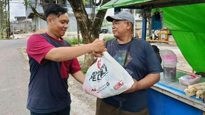 MENDISTRIBUSIKAN - Artha Graha mendistribusikan bantuan kepada masyarakat, khususnya kelompok paling membutuhkan di tingkat akar rumput (grass root).