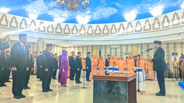 PELANTIKAN -- 25 pejabat Pemprov Gorontalo dilantik Gubernur Gusnar Ismail, Senin 12 Januari 2025.