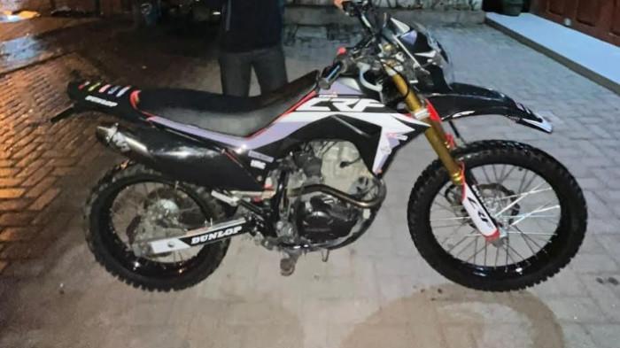 Motor CRF curian - Foto motor anggota polisi bernama Alfreezy Angga Sembiring (22). Motor Alfreezy sebelumnya dicuri seniornya Bripda Firman Effendi