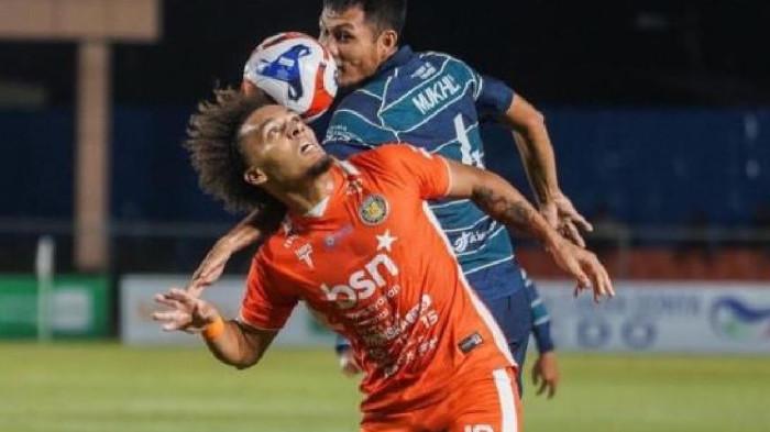 BEREBUT BOLA – Penyerang Persiraja Banda Aceh, Flynn Gillespie (baju oranye) berebut bola dengan pemain Persekat Tegal dalam lanjutan Liga 2 Pegadaian Championship 2025/2026, di Stadion H. Dimurthala, Lampineung, Banda Aceh, Minggu (2/11/2025) malam. Gol Penalti Connor Flynn Bawa Persiraja Raih Kemenangan Perdana di Kandang