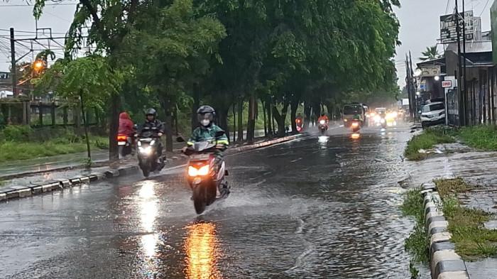 GENANGAN AIR - Jalan I Gusti Ngurah Rai, Bekasi, menuju Jakarta, tergenang air akibat hujan pada Senin (12/1/2026) pagi. 