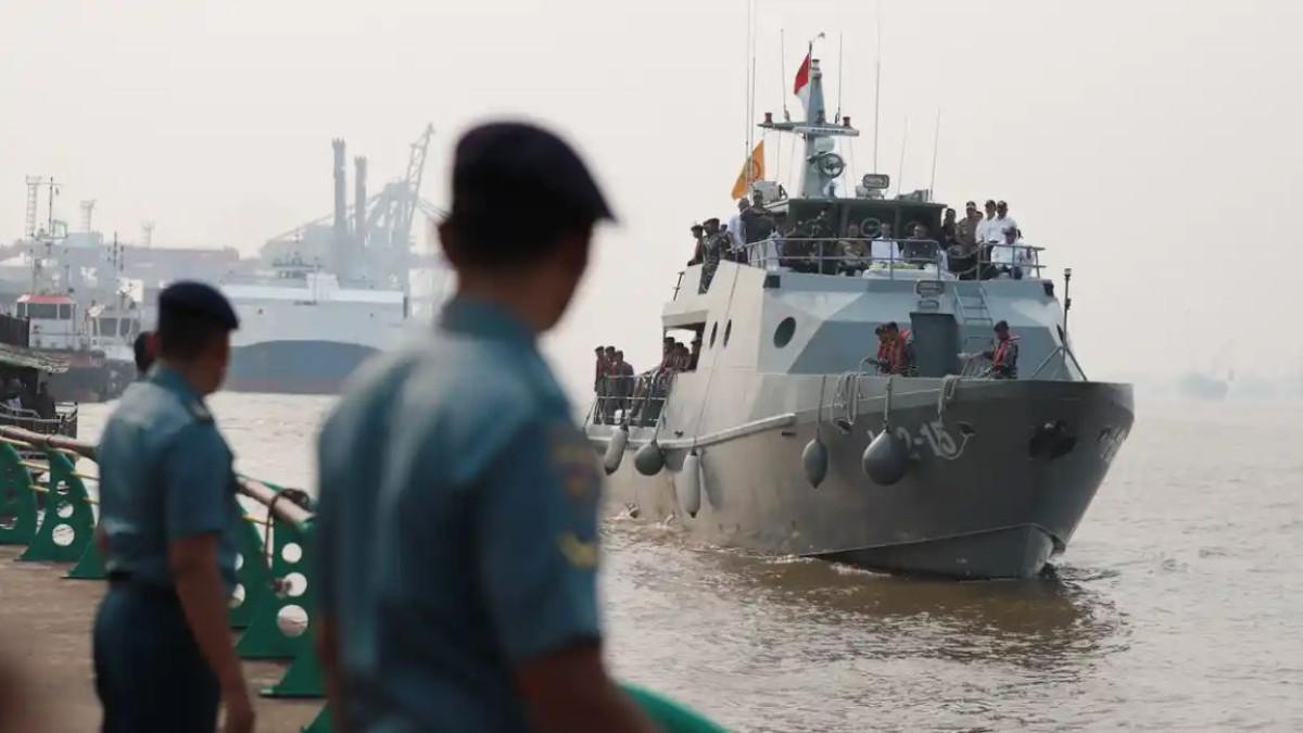 KUNCI JAWABAN FISIKA - Presiden RI, Joko Widodo bersama rombongan tiba di dermaga Alun-alun Kapuas, Pontianak menggunakan Kapal Angkatan Laut (Kal) Lemukutan usai meninjau waterfront Pontianak, Kalimantan Barat, Kamis (5/9/2019) sekira pukul 14.55 WIB. Berikut kunci jawaban Fisika kelas 11 Ayo Berkolaborasi halaman 38 Kurikulum Merdeka Bab Kinematika penerapan vektor dalam keseharian