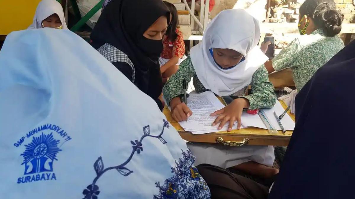 KUNCI JAWABAN PJOK - Ilustrasi sejumlah anak belajar. Kunci jawaban PJOK kelas 7 SMP/MTs halaman 93-94 Kurikulum Merdeka, Bab 3 aktivitas 3.6: Bermain Gawang Lingkaran.