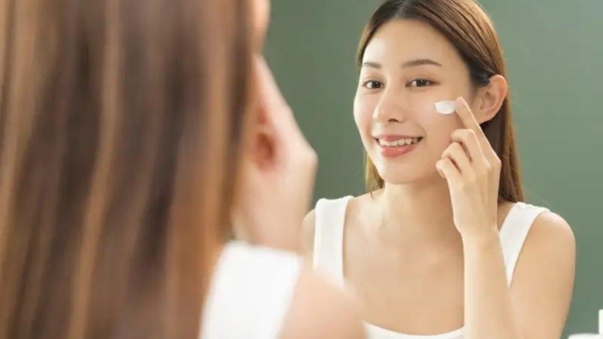 Ilustrasi wanita menggunakan skincare yang mengandung peptide.