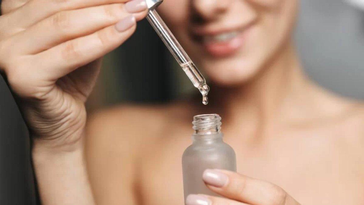 Ilustrasi serum dengan kandungan retinol yang bagus untuk cegah penuaan.