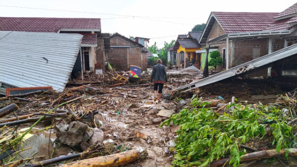 Kondisi Desa Bulumanis Kidul, Kecamatan Margoyoso, Kabupaten Pati, setelah diterjang banjir bandang, Jumat (9/1/2026) malam. Foto: Dok. kumparan
