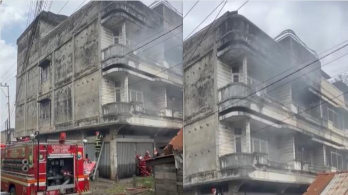 Petugas Damkartan Kota Jambi melakukan penanganan terhadap ruko di Simpang Gado-gado Kota Jambi tiba-tiba keluarkan asap tebal.