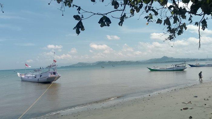 Foto perahu nelayan di laut Dusun Tanjung Parappa, Kelurahan Pasangkayu, Kecamatan Pasangkayu Sulawesi Barat (Sulbar)