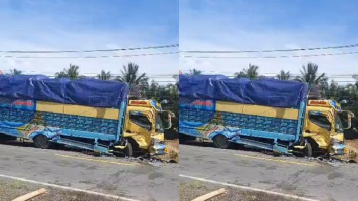 LAKALANTAS - Truk dan mobil Hilux mengalami kecelakaan di Jalan Trans Sulawesi, Desa Tobadak, Kecamatan Tobadak, Kabupaten Mamuju Tengah, Sulawesi Barat, Senin (12/1/2025).