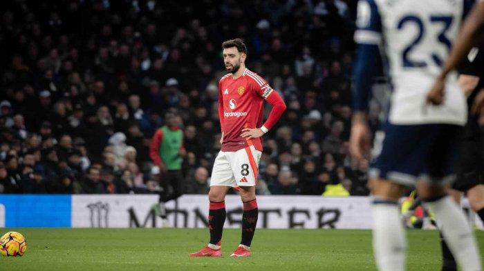 BERSIAP MENENDANG BOLA - Bruno Fernandes bersiap menendang bola pada laga Manchester United vs Tottenham Hotspur dalam pekan ke-25 Liga Inggris 2024/2025 di Stadion Tottenham pada Senin (17/2/2025) dini hari WIB. (Laman resmi Manchester United)