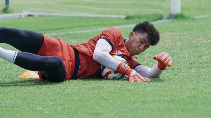 MENANGKAP BOLA - Kiper muda Persib Bandung Fitrah Maulana menangkap bola dalam sesi latihan di Stadion 10 November, Tambaksari, Surabaya, pada Jumat (28/11/2025). Latihan tersebut merupakan persiapan menghadapi Madura United pada pekan ke-14 Super League 2025/2026.