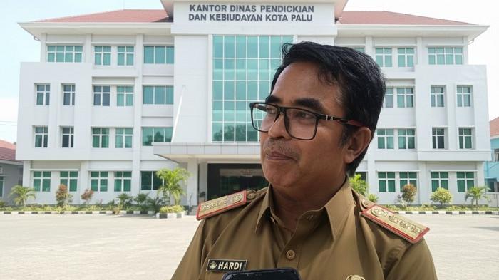 Kepala Dinas Pendidikan dan Kebudayaan Kota Palu, Hardi, memaparkan komitmen Disdikbud Palu dalam memperkuat pelestarian budaya Tanah Kaili melalui kolaborasi dengan komunitas seni, lembaga adat, dan penggiat kebudayaan, Senin (12/1/2025).