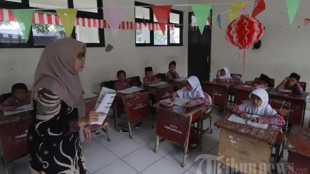 KUNCI JAWABAN IPAS - Sejumlah siswa mengikuti pelajaran di Sekolah Dasar Pasirranji 04, Desa Cireundeu, Cikarang, Bekasi, Jawa Barat, Jumat (29/11/2024). Soal ini terdapat pada buku Ilmu Pengetahuan Alam dan Sosial (IPAS) Kelas 6 Kurikulum Merdeka, pada Halaman 104, bagian Ayo, Membaca.