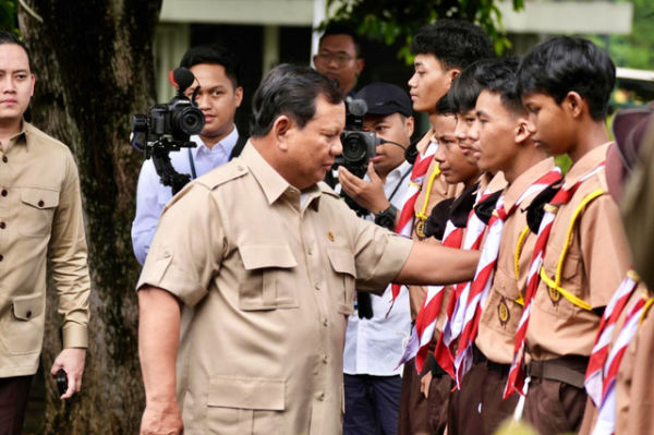 Sejumlah momen kebersamaan Presiden Prabowo bersama para siswa Sekolah Rakyat. Foto: Dok. Kemensos RI