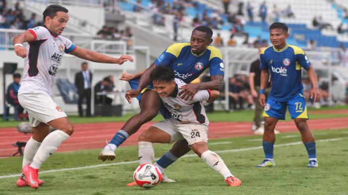 Pesepakbola Arema FC, Matheus Blade (tengah) berebut bola dengan pesepakbola Persik Kediri, Yoga Adiyatama (kanan) dan Ezra Walian (kiri) dalam laga lanjutan Super League 2025-2026 di Stadion Kanjuruhan, Kabupaten Malang, Jawa Timur, Minggu (11/1/2026). Arema FC berhasil mengalahkan Persik Kediri dengan skor 2-1.