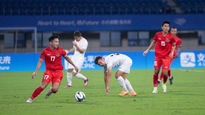 Gelandang Timnas U24 Indonesia, Syahrian Abimanyu, beraksi pada laga Grup F cabor sepak bola putra Asian Games 2022 vs Kirgistan di Zhejiang Normal University East Stadium, Jinhua, China, Selasa (19/9/2023) malam.