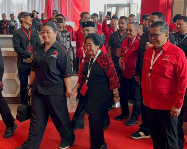 Ketua Umum PDIP, Megawati Soekarnoputri tiba di Beach City International Stadium Ancol, Jakarta Utara untuk menutup Rakernas I PDIP Tahun 2026 pada Senin (12/1). Foto: Abid Raihan/kumparan