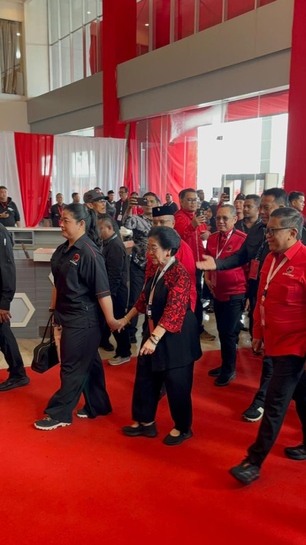Ketua Umum PDIP, Megawati Soekarnoputri tiba di Beach City International Stadium Ancol, Jakarta Utara untuk menutup Rakernas I PDIP Tahun 2026 pada Senin (12/1). Foto: Abid Raihan/kumparan