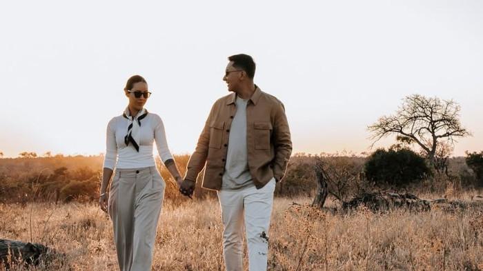 LAMARAN DI SAVANA AFRIKA - Darma Mangkuluhur melamar kekasihnya, DJ Patricia di savana Afrika dalam suasana romantis dan stylish. Darma Mangkuluhur adalah putra sulung Tommy Soeharto sekaligus pengusaha muda di Indonesia.