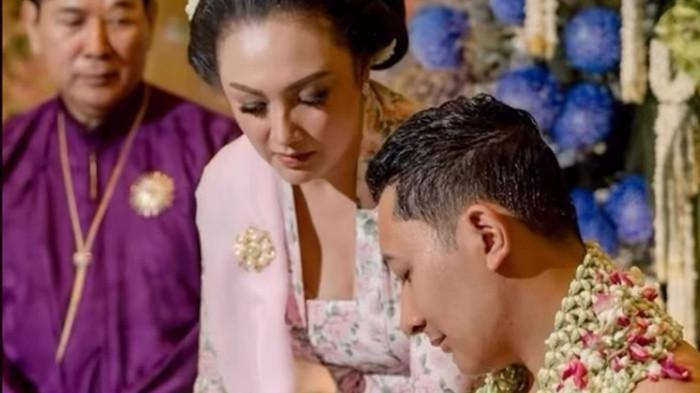 SIRAMAN - Kabar bahagia datang dari keluarga Cendana. Darma Mangkuluhur, putra sulung Tommy Soeharto dan Tata Cahyani, resmi meminang kekasihnya, Patricia Schuldtz, pada Minggu (11/1/2026).