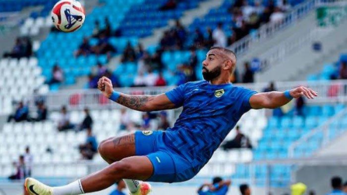 MENENDANG - Pemain Arema FC, Dalberto menendang bola. Absennya Dalberto pasca jeda libur kompetisi awal Desember 2025 cukup berdampak pada performa Singo Edan di lapangan. 