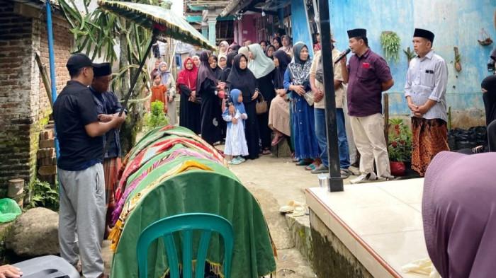 PASIEN JANTUNG - Pemakaman Khotimah warga Desa Banjaranyar, Kecamatan Pekuncen, Kabupaten Banyumas, Sabtu (10/1/2026). Akun Facebook Masrukhin_Syam mengungkap kisah Khotimah pasien sakit jantung yang meninggal setelah diduga tidak mendapatkan bantuan ambulans dari puskesmas setempat.