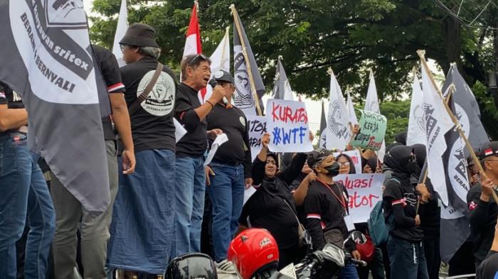 PADATI DEPAN PENGADILAN - Ratusan mantan karyawan PT Sri Rejeki Isman (Sritex) memadati depan gerbang Pengadilan Negeri Semarang, Jalan Siliwangi, Semarang Barat, Kota Semarang, Senin (12/1/2026). Mereka menggelar aksi unjuk rasa menuntut kepastian pembayaran pesangon dan tunjangan hari raya (THR) sekaligus meminta evaluasi serta pergantian tim kurator kepailitan yang dinilai lamban bekerja.